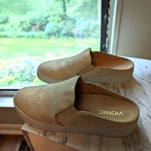 Vionic slip on shoe